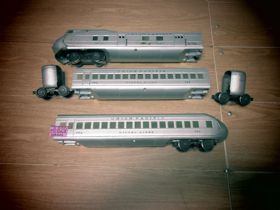 VINTAGE LIONEL #752W STREAMLINER  CAR SET W/ 753,  754 &  2 VESTIBULES TESTED - Image 1 of 4