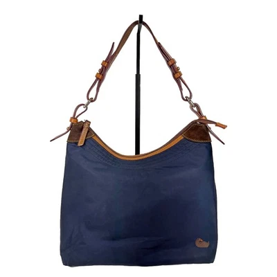 Bolso de hombro grande Dooney & Bourke Erica de nailon azul marino con ribete de cuero marrón Foto 1 de 4