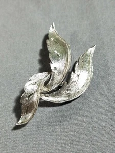 Broche Triple Hoja Tono Plateado Joyería JJ Jonette De Colección - Imagen 1 de 4