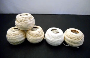Lot of 5 DMC Crochet Cotton Perle Thread Balls 3 Size 5 & 2 Size 12 Ecru & White - Imagen 1 de 4