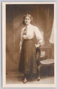 Blusa blanca de manga larga para adolescente posando en silla RPPC foto real postal - Imagen 1 de 2