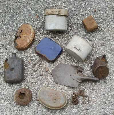 LOTTO DA SCAVO VARIO WW1 / WW2 ITALIA  E AUSTRIA , GAVETTA , BORRACCIA , ALPINI - Immagine 1 di 2