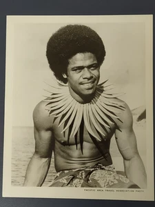 1967 Press Photo Fijian chief near Suva, Fiji displays his whale teeth necklace - Picture 1 of 6