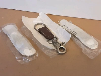 Nuevo en Paquete Lote Juego de 3 Cuero Latón Metal Gancho En Llavero Regalo EE. UU. Foto 1 de 3