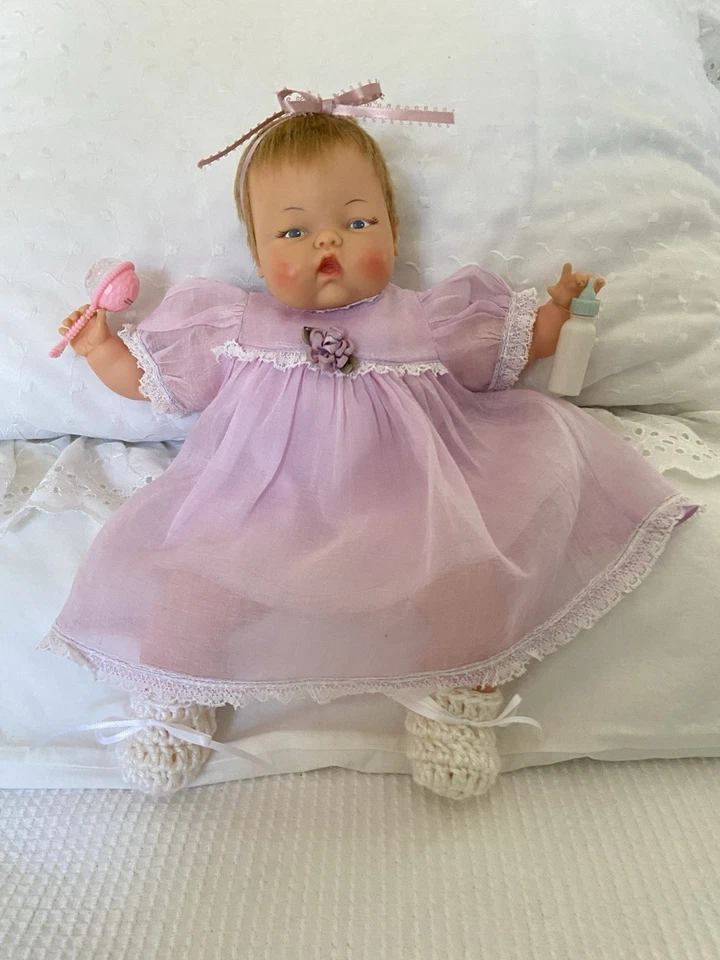 Vintage 1962 Ideal 14” Boneca Thumbelina Minúscula Vestido Roxo Botão Original Funciona - Imagem 1 de 4