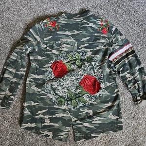 Kensie Jeans Camouflage Size Large Womans Denim Jacker With Embroidered Roses - Picture 1 of 9