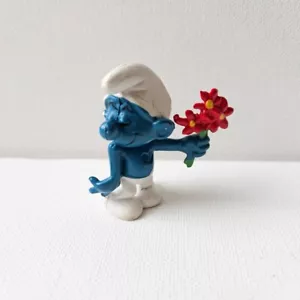 Vintage 1980 Peyo Schleich Bashful Smurf Red Flowers Figure PVC Hong Kong - Picture 1 of 3