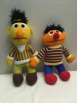 Peluches suaves Playskool Sesame Street Bert 12 pulgadas y Ernie 10 pulgadas Foto 1 de 4