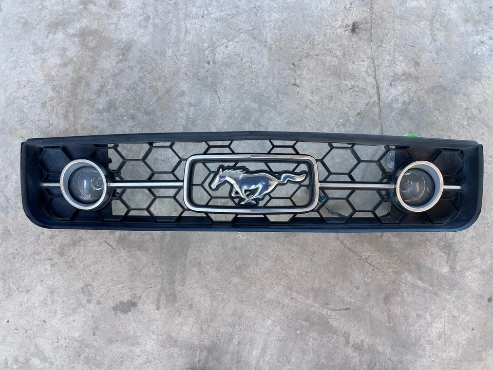 Ford Mustang 2005-2009 parrilla superior delantera edición Pony con luces antiniebla OEM Foto 1 de 4