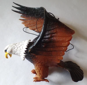 Giocattolo vintage in plastica colorata invecchiata AQUILA AMERICANA con ali flessibili - Foto 1 di 7