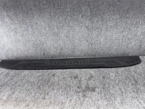 TOYOTA TUNDRA 22-25 PORTÓN TRASERO MOLDURA TAPA SUPERIOR PROTECTOR CUBIERTA PANEL NEGRO OEM - Imagen 1 de 17