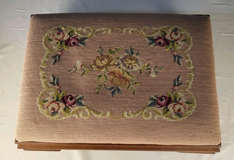 Reposapiés bordado con agujas malva diseño floral 20"x 14,5"x9" Foto 1 de 4