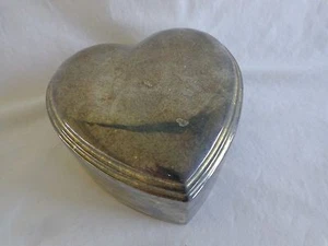 Caja de baratijas corazón plateado 4" metal blanco algodón forrado pátina vintage - Imagen 1 de 7