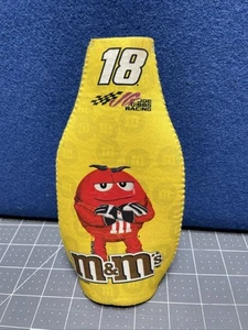 Kyle Busch #18 NASCAR Reißverschluss Neopren 12 Unzen Flasche Anzug Kühler M&M rot - Bild 1 von 5