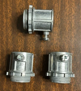 (LOTE DE 40) Accesorios de estantería marca #702, 3/4 pulg. Acoplamiento de tornillo de juego EMT, NUEVO - Imagen 1 de 2