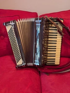 Excelsior Accordion, Great condition, Sounds great - Picture 1 of 6