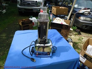 VitaMix 3600 Stainless Steel Juicer Blender w/action dome lid Model 479029 - Picture 1 of 5