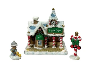 PRECIOUS MOMENTS -SHARE THE GIFT OF LOVE #111410 SET 3 TRAIN DEPOT & 2 FIGURINES - Picture 1 of 10