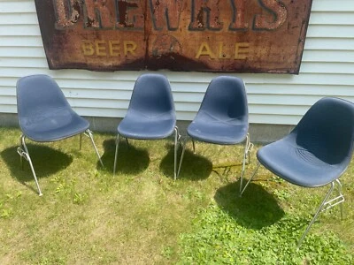 Silla auxiliar tapizada Herman Miller Eames - Juego de (4) azul Foto 1 de 4