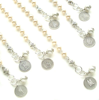 Pulsera John Wind Mini Sorority Gal Moneda Plata Perla Dije Inicial Arte Máximo Foto 1 de 2