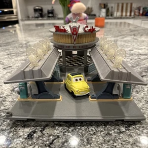 Disney Pixar Cars Name Flo's V8 Cafe Spielset alles funktioniert braucht Batterien mit Auto - Bild 1 von 24