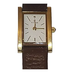 Reloj Titan 2171YDA India Estuche Tono Dorado Correa Cuero Marrón Necesita Batería Nueva - Imagen 1 de 8