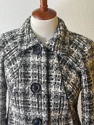 Jaqueta feminina Cabi pequena botão frontal preta branca bolsos forrados acolchoados - Imagem 1 de 4