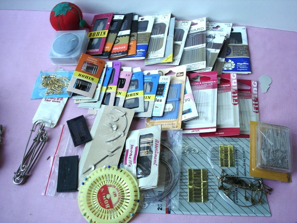 Lot d'aiguilles et épingles, anciennes et récentes. - Photo 1/4
