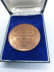 NZ  Auckland Numismatic Society 1967 Bronze Medal - change to  Decimal Coinage - Imagen 1 de 4