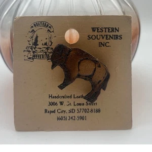 Broche prendedor vintage Western Souvenirs Inc. cuero búfalo Rapid City SD vaquero - Imagen 1 de 2