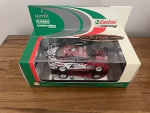CLASSIC CARLECTABLES CASTROL RACING 2004 VY HOLDEN BUMBRELL SIGNED 1:43 - Bild 1 von 5