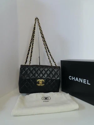 Bolso de hombro clásico vintage Chanel acolchado de piel de becerro negro con solapa única Foto 1 de 4