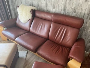 Stessless Sofa mit Hocker und Rolltruhe in Brodeauxrot. - Bild 1 von 4