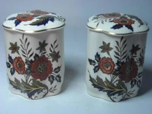 PAR DE FRASCOS CON TAPA Royal Worcester Palissy 7 fotos colección real 4" - 10,1 cm - Imagen 1 de 7
