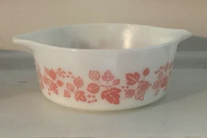 Vintage Pyrex 472 Pink Gooseberry Print on White 1 1/2 Pint Casserole - Picture 1 of 4