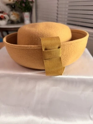 Sombrero de fieltro de lana Glenover Henry Pollak de colección de los años 50 amarillo mostaza acento de lazo Foto 1 de 4