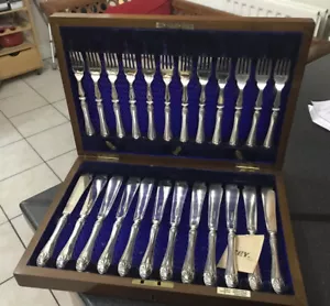 ANTIQUE WALKER & HALL SILVER PLATE SHELL 24pc FISH KNIVES FORKS SET CUTLERY CASE - Picture 1 of 12