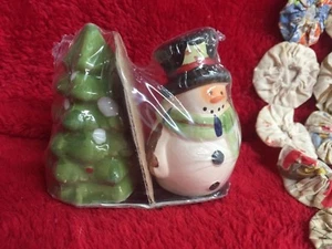 Neu Schneemann & Weihnachtsbaum Salz und Pfefferstreuer Set Keramik süß Urlaub  - Bild 1 von 2
