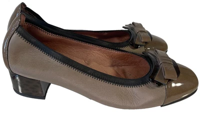 HISPANITAS 芭蕾舞者专利弓帽脚趾 Scrunchie 皮革芭蕾高跟鞋 8 灰褐色 — 第 1/4 张图片