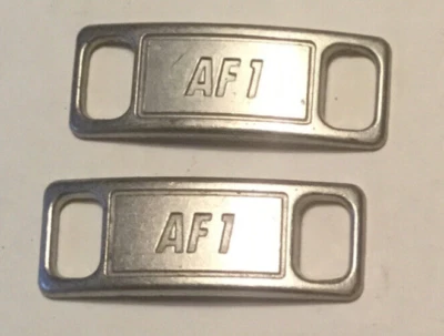 Conjunto vintage (2) placas de enfeite de cadarço de metal prata NIKE AF-1 - Imagem 1 de 4