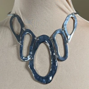 Collar distintivo martillado tono plata barras rígidas moderno - Imagen 1 de 4