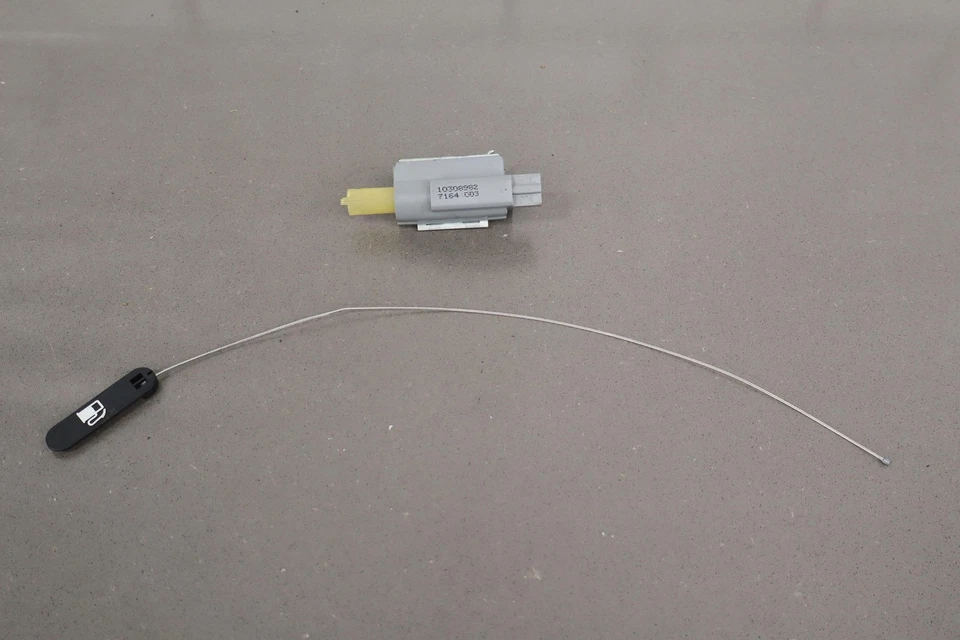 Cadillac XLR 2006-2009 Power gasolina combustible puerta popper con cable de liberación manual Foto 1 de 4