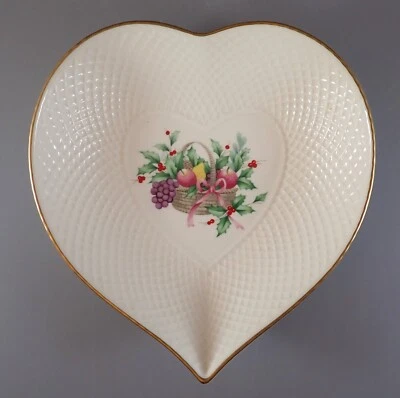 Plato de caramelo en forma de corazón Mikasa Christmas Spirit marfil hueso China B2098 Foto 1 de 4