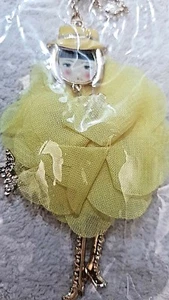 Bonita Collar Con Bailarina con Vestido Amarillo - Nueva - Imagen 1 de 4