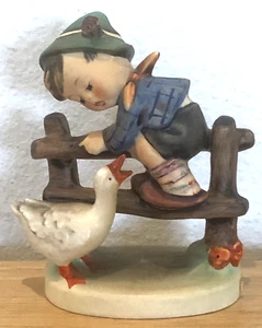 DE COLECCIÓN GOEBEL M.I. FIGURA DE NIÑO GANSO HUMMEL "HÉROE BARNYARD" MARCADA 195 2/0 - Imagen 1 de 13