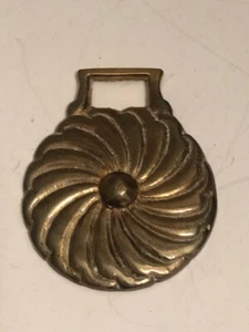 Silla de montar vintage de latón de 3 1/2" x 2 7/8" botón remolino caballo brida medallón país - Imagen 1 de 3