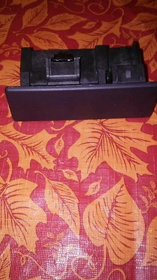 2007 2012 Dodge Caliber fabricante de equipamento original USADO se encaixa nesta marca e modelo de trava de porta-luvas, bom - Imagem 1 de 4