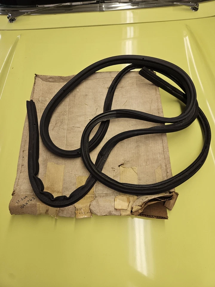 NOS 78 79 80 Chevrolet Chevette Trunk Gutter or Hood Edge Weatherstrip 1696763 Foto 1 de 4