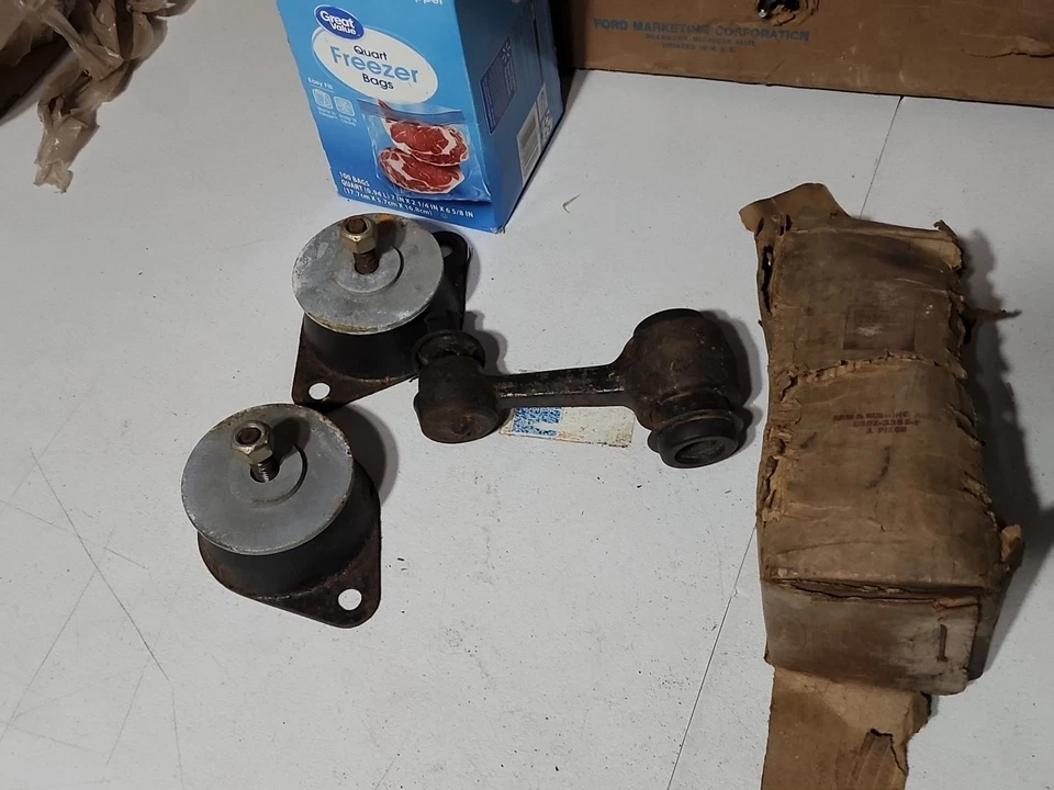 1963 福特 FALCON NOS STEERING IDLER 手臂和衬套 C3DZ-3352-G 原始设备制造商 FOMOCO — 第 1/4 张图片