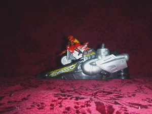 2002 Mattel Hot Wheels Hyper Wheels Crank em Dual Motorcycle Launcher & 2 Bikes - Picture 1 of 8